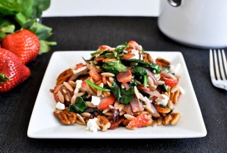 Салат из орзо с клубникой и беконом