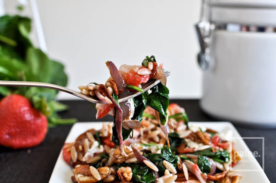 Салат из орзо с клубникой и беконом - Шаг 11