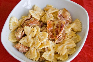 Фарфалле с беконом и гаудой