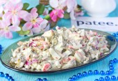 Салат с крабовыми палочками и морской капустой