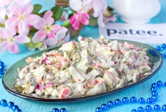 Салат с крабовыми палочками и морской капустой