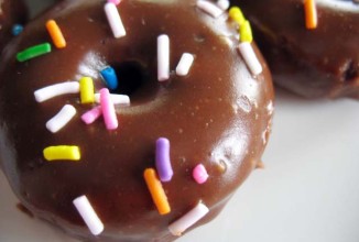 Шоколадные пончики с глазурью