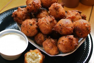 Кукурузные шарики с перцем халапеньо