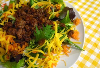 Салат с жареным мясом и морковью