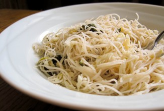 Вермишель с моллюсками и шпинатом