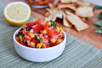 Клубнично-манговая сальса