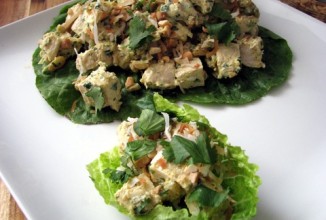Куриный салат на листьях латука