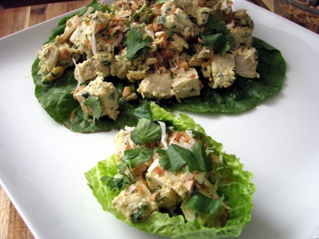 Куриный салат на листьях латука