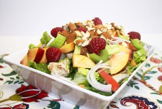 Салат куриный с нектарином и малиной