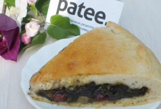 Пирог со щавелем и сухофруктами