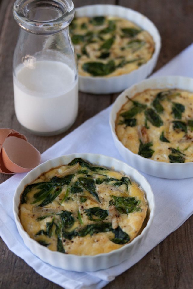 Яичница со шпинатом и козьим сыром