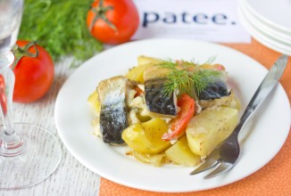 Скумбрия с картофелем и помидорами