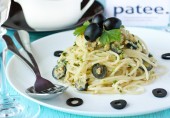 Спагетти с тунцом и маслинами