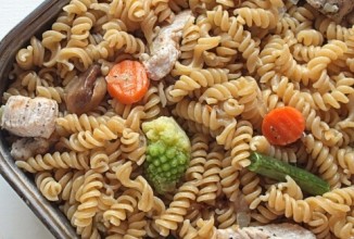 Фузилли с индейкой и овощами