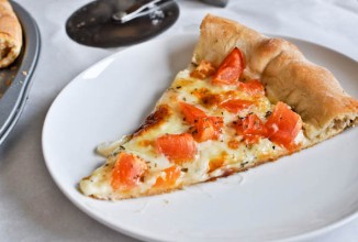 Пицца с козьим сыром и базиликом