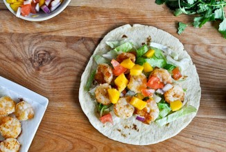 Тако с креветками и сальсой