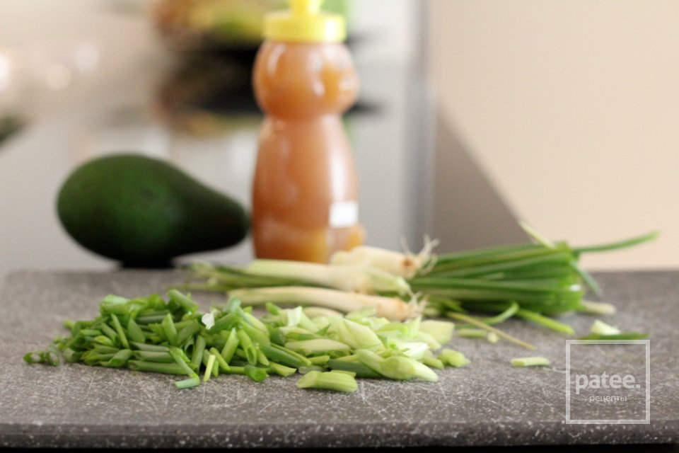 Салат из киноа с зеленым луком и авокадо - Шаг 4