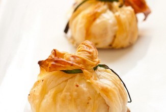 Слоеные мешочки с козьим сыром и беконом