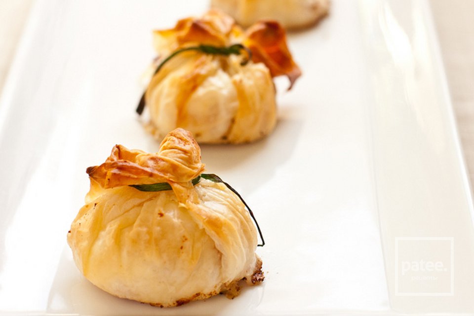 Слоеные мешочки с козьим сыром и беконом - Шаг 9