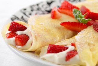 Блины с шоколадным муссом и клубникой