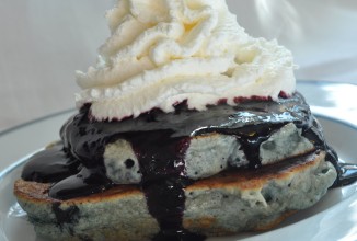 Черничные блины с черничным соусом