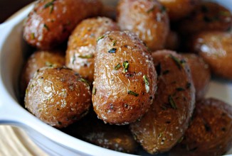 Картофель, запеченный с розмарином и чесноком