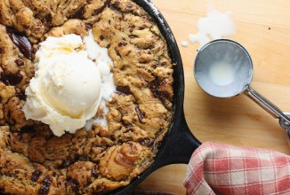 Теплый шоколадный торт в сковороде.