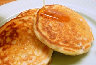 Блины с пеканом и гранолой