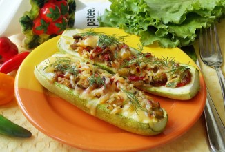 Кабачки фаршированные овощами, рисом и грибами