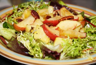 Салат с жареным пастернаком и яблоками