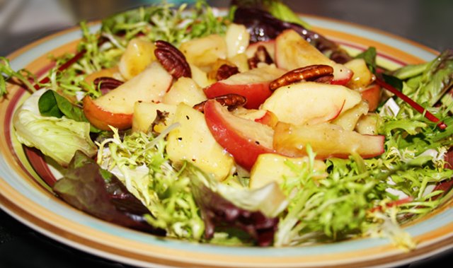 Салат с жареным пастернаком и яблоками