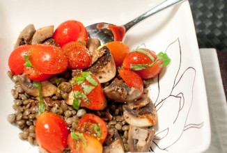 Чечевица с грибами и помидорами