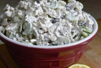 Куриный салат с сушеной вишней