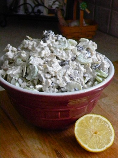 Куриный салат с сушеной вишней