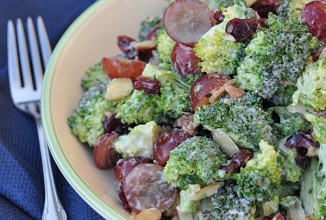 Салат из брокколи с виноградом