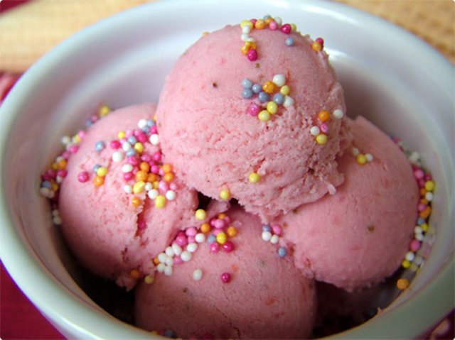 Клубничное мороженое