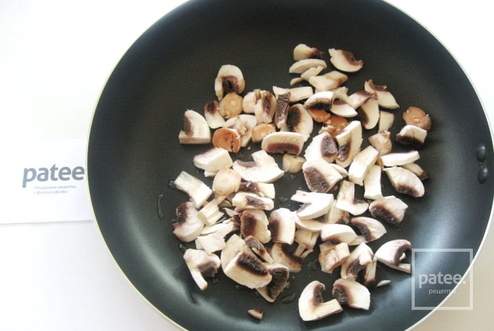 Курица в медово-соевом соусе, фаршированная рисом и грибами - Шаг 8