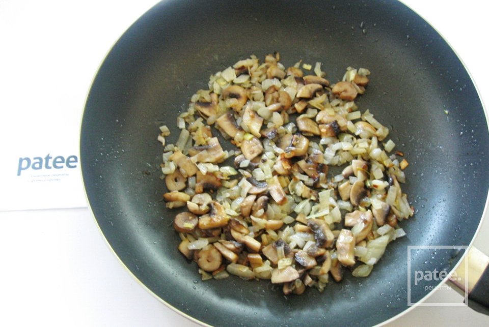 Курица в медово-соевом соусе, фаршированная рисом и грибами - Шаг 10