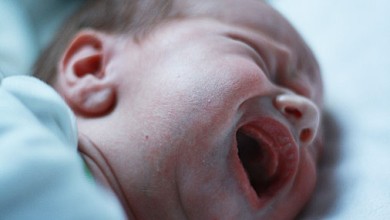 Отец положил свою 1,5-месячную дочь в морозилку