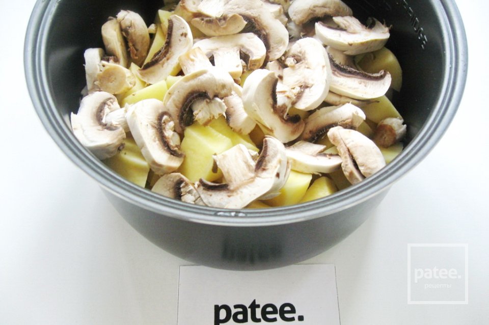 Картофель в сметане с грибами в мультиварке - Шаг 9