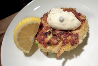 Крабовые оладьи с соусом ремулад