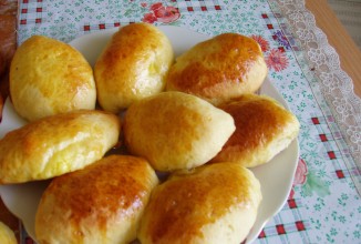 Пирожки с вишней и абрикосами.