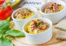 Порционный омлет с горошком и колбасой в микроволновке