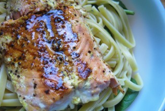 Жареный лосось с пастой и шпинатом