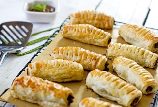 Роллы из слоеного теста с говяжьим фаршем