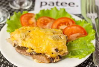 Свинина с черносливом под сырной корочкой