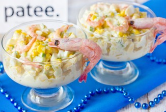 Салат с креветками и кукурузой