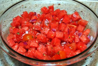 Арбузный салат с помидорами