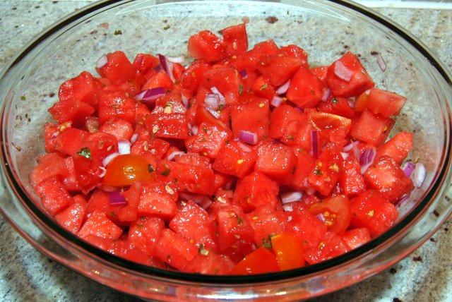 Арбузный салат с помидорами