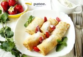 Блины с творожной массой и клубникой